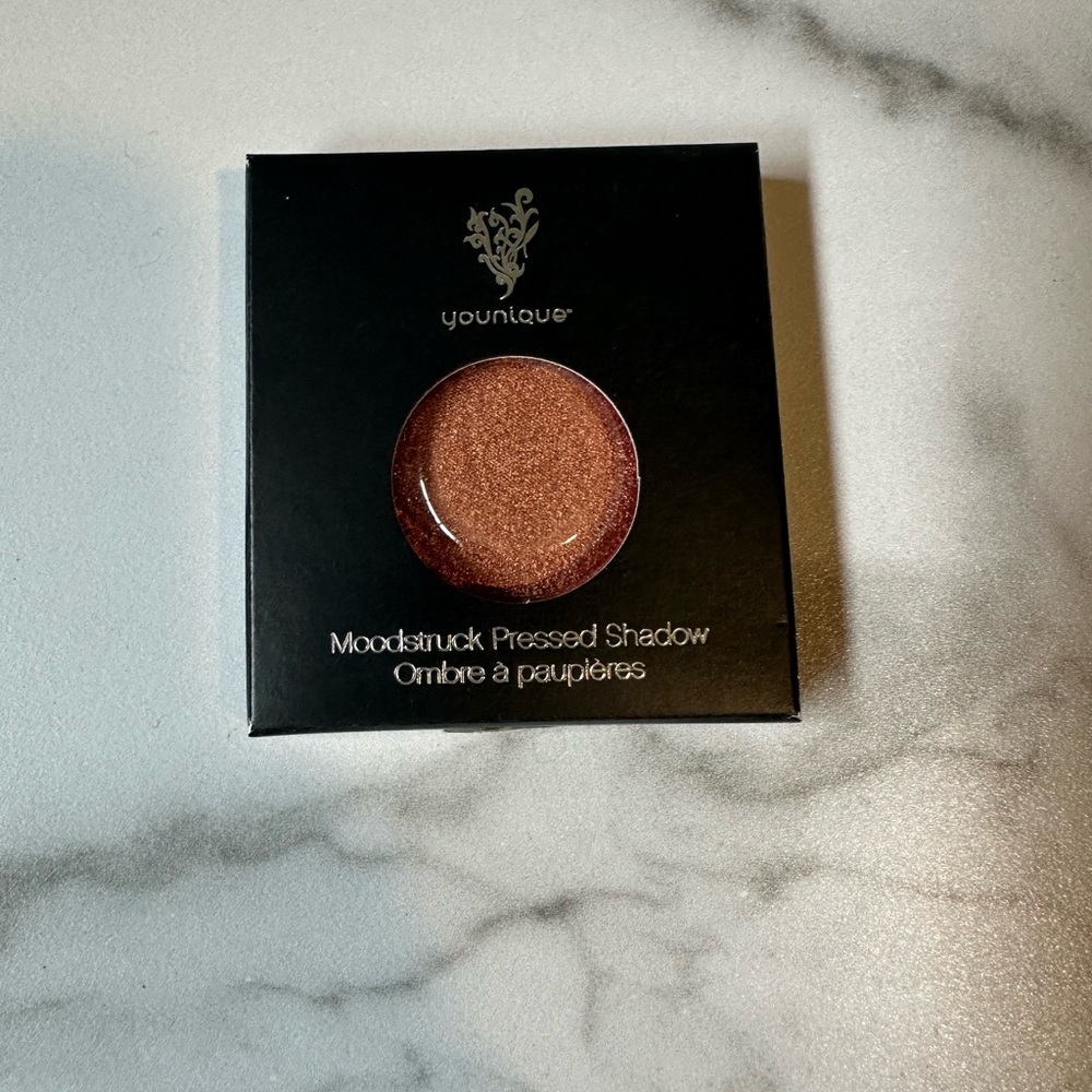Younique Moodstruck pressed eye shadow in Manipulative
